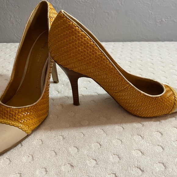 NINE WEST Woven Cream and Yellow Spectators - Picture 11 of 14